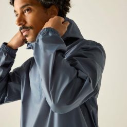 Kurtka przeciwdeszczowa dla mężczyzn z kapturem. Niebieskie kurtki męskie Regatta, m, bez wzorów, sportowe, z kapturem. W wyprzedaży za 149.99 zł.