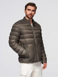 Klasyczna pikowana kurtka męska ze stójką – oliwkowa V3 - Rozmiar: M. Zielone kurtki męskie Ombre Clothing, m, bez wzorów, z materiału, klasyczne, bez kaptura. Za 339.99 zł.
