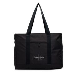 Torebka Calvin Klein. Czarne torebki klasyczne damskie CALVIN KLEIN, bez wzorów, bez dodatków. Za 369.99 zł.