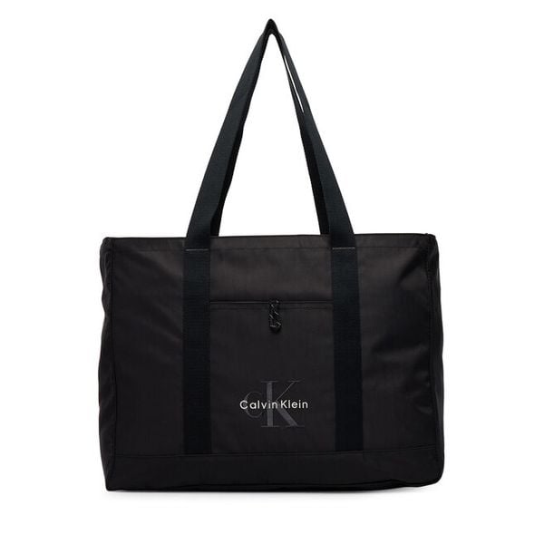 Torebka Calvin Klein. Czarne torebki klasyczne damskie CALVIN KLEIN, bez wzorów, bez dodatków. Za 369.99 zł.