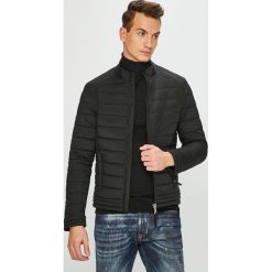 Guess Jeans - Kurtka. Czerwone kurtki męskie Guess Jeans, l, z aplikacjami, z jeansu, bez kaptura. W wyprzedaży za 429.90 zł.