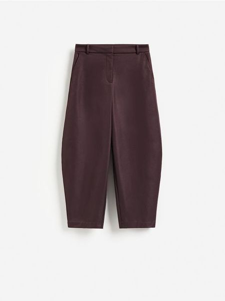 Spodnie barrel leg - ciemnofioletowy. Fioletowe spodnie materiałowe damskie Reserved, bez wzorów, z tkaniny. Za 159.99 zł.
