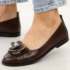 Czekoladowe skórzane Polskie półbuty damskie Deoni D047. Brązowe półbuty damskie Deoni, z aplikacjami, z jeansu, eleganckie, z okrągłym noskiem, bez obcasa, na płaskiej podeszwie. Za 439.00 zł.