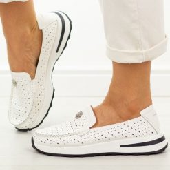 Białe ażurowe skórzane mokasyny damskie Evento 8663. Białe mokasyny damskie Evento, z jeansu. W wyprzedaży za 210.32 zł.