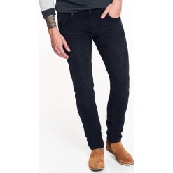 SPODNIE MĘSKIE JEANSOWE O KROJU SLIM. Czarne spodnie materiałowe męskie TOP SECRET, bez wzorów, z jeansu, eleganckie. W wyprzedaży za 49.99 zł.