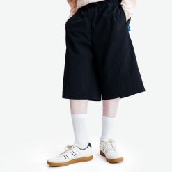 Bermudy męskie Heritage. Czarne szorty męskie Decathlon, bez wzorów, z dresówki. Za 89.99 zł.