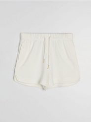 Szorty soft touch z domieszką wiskozy - kremowy. Białe szorty damskie Sinsay, bez wzorów, z wiskozy. Za 39.99 zł.