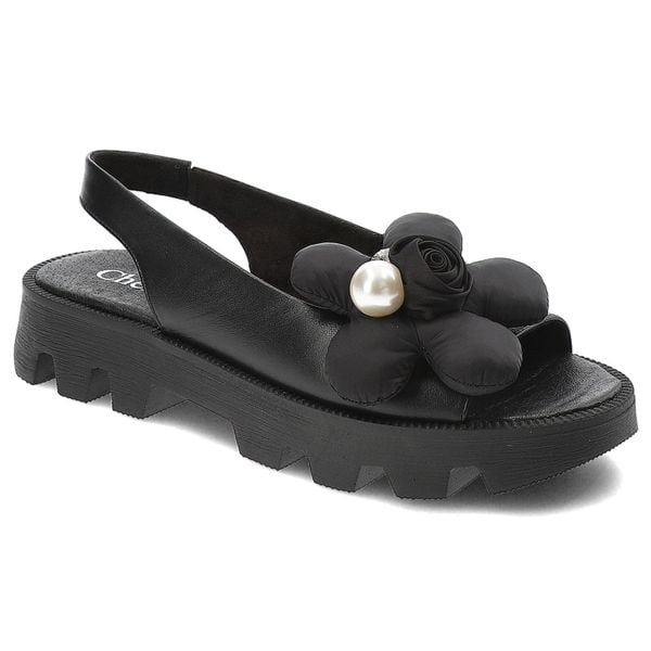 Czarne Sandały Chebello Modne Obuwie Damskie Z Kwiatem. Czarne sandały damskie CheBello, bez wzorów, ze skóry, bez obcasa. Za 309.00 zł.