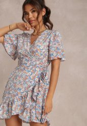 Niebieska Sukienka Kennor. Niebieskie sukienki damskie Renee, l, bez wzorów, z wiskozy, bez kołnierzyka, bez ramiączek, mini, kopertowe. W wyprzedaży za 111.99 zł.
