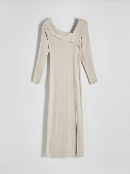 Dzianinowa sukienka z asymetrycznym dekoltem - beżowy. Brązowe sukienki damskie Reserved, l, bez wzorów, z dzianiny, z asymetrycznym kołnierzem, bez ramiączek, asymetryczne. W wyprzedaży za 49.99 zł.