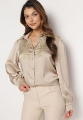 Beżowa Satynowa Koszula z Kołnierzykiem Ozdobiona Cyrkoniami i Perełkami Classa. Brązowe koszule damskie Born2be, m, bez wzorów, z jeansu, eleganckie, bez kołnierzyka, bez ramiączek. Za 59.99 zł.