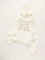 Bluza hoodie z napisem Barbie - kremowy. Białe bluzy bez kaptura damskie Sinsay, l. Za 49.99 zł.