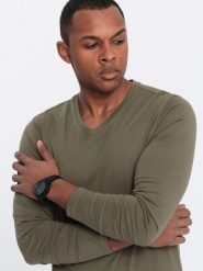 Longsleeve męski bez nadruku z dekoltem w serek - ciemnooliwkowy V2 - Rozmiar: M. Zielone obuwie do biegania damskie Ombre Clothing. W wyprzedaży za 89.99 zł.