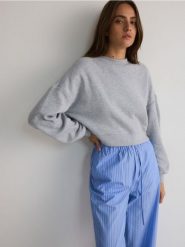 Bawełniana bluza - jasnoszary. Szare bluzy bez kaptura damskie Reserved, l, z bawełny. W wyprzedaży za 49.99 zł.