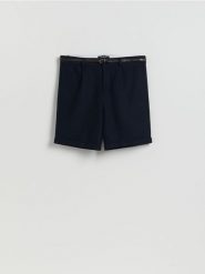 Szorty regular fit z paskiem - granatowy. Niebieskie szorty męskie Reserved, z bawełny, bez kołnierzyka. Za 99.99 zł.