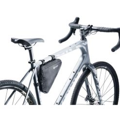 Torba sakwa rowerowa na ramę Deuter TRIANGLE BAG 1,7 L. Czarne torebki klasyczne damskie Deuter, bez wzorów, z materiału, bez dodatków. Za 93.49 zł.