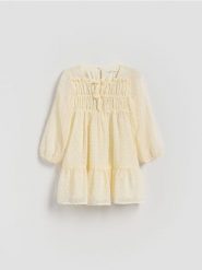 Sukienka z kwadratowym dekoltem - kremowy. Białe sukienki dziewczęce Reserved, bez wzorów, z tkaniny, bez ramiączek. Za 69.99 zł.