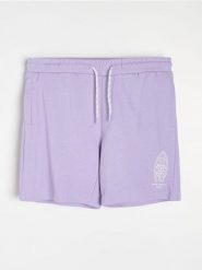 Szorty dresowe - fioletowy. Fioletowe szorty męskie Sinsay, z dresówki, bez kołnierzyka. Za 49.99 zł.