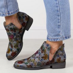 Niebieskie kwiaty wiosenne ażurowe botki damskie M.Daszyński Sa62-102. Niebieskie botki damskie M.Daszyński, na jesień, ze skóry, z okrągłym noskiem, bez obcasa, na obcasie, bez zapięcia. Za 199.00 zł.