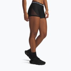 Spodenki treningowe damskie Under Armour HeatGear Mesh Shorty. Czarne spodenki sportowe damskie Under Armour, z meshu, na fitness i siłownię. Za 94.99 zł.