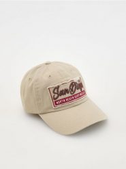 Czapka baseball z naszywką - beżowy. Brązowe czapki męskie Reserved, z aplikacjami. W wyprzedaży za 45.99 zł.