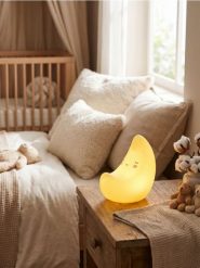 Lampka nocna LED w kształcie księżyca - żółty. Żółte koszule nocne damskie Sinsay, bez wzorów. Za 12.99 zł.