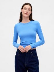 GAP Koszulka w kolorze niebieskim rozmiar: XS. Niebieskie t-shirty damskie GAP, xs, bez wzorów, z bawełny, bez kołnierzyka. Za 52.17 zł.