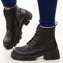 Czarne skórzane botki damskie na traperze Cambell 71304. Czarne trapery damskie Cambell, ze skóry, bez obcasa, na platformie. W wyprzedaży za 278.07 zł.