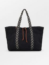 Becksöndergaard Shopper bag "Pheobe" w kolorze czarnym - 44 x 40 cm rozmiar: onesize. Czarne shopper bag damskie Becksöndergaard, bez wzorów, z materiału, bez dodatków. Za 252.94 zł.