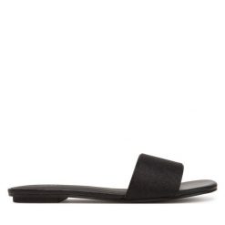 Klapki Calvin Klein. Czarne klapki damskie CALVIN KLEIN, bez wzorów, bez obcasa. Za 209.99 zł.