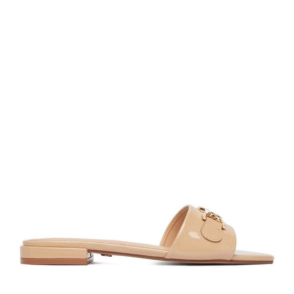 Klapki Nine West. Brązowe klapki damskie Nine West, bez wzorów, bez obcasa. Za 179.99 zł.