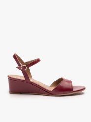 Bordowe sandały na koturnie. Czerwone sandały damskie Ryłko, bez wzorów, ze skóry, bez obcasa, na koturnie. Za 379.99 zł.