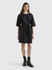 Benetton Lniana sukienka w kolorze czarnym rozmiar: XL. Czarne sukienki damskie Benetton, na co dzień, xl, bez wzorów, ze lnu, bez kołnierzyka, bez ramiączek, mini, proste. Za 162.49 zł.