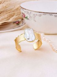 L'Atelier de Gaia Pozłacany pierścionek z masą perłową rozmiar: onesize. Białe pierścionki damskie L'Atelier de Gaia, z perłą, pozłacane. Za 40.95 zł.