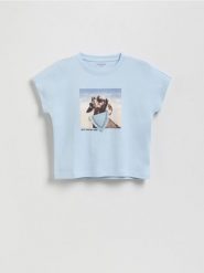 Krótki t-shirt z nadrukiem - jasnoniebieski. Niebieskie koszulki dziewczęce Reserved, bez wzorów, z bawełny, bez ramiączek. Za 39.99 zł.