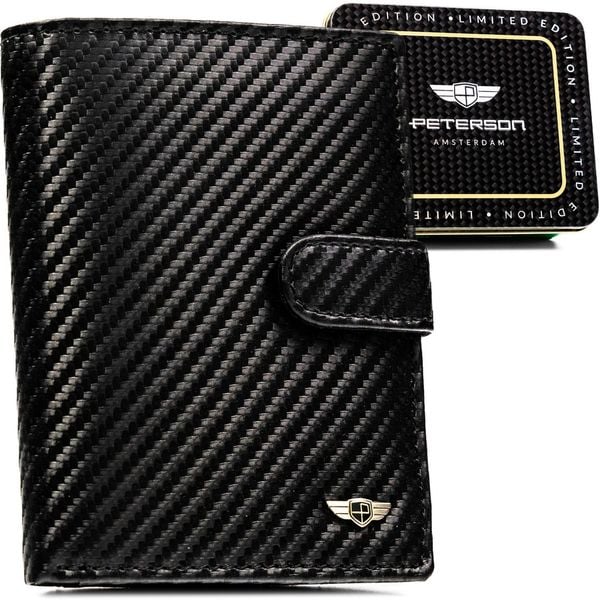 Pionowy portfel męski ze skóry naturalnej w czarnym kolorze wyposażony w system RFID, w zestawie z brelokiem - Peterson. Czarne portfele męskie Peterson, bez wzorów, ze skóry. Za 99.99 zł.