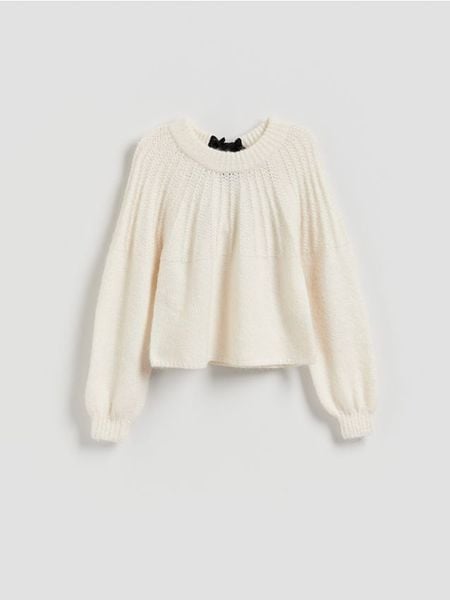 Sweter z kokardką z tyłu - złamana biel. Swetry klasyczne damskie Reserved, l, z dzianiny, bez kołnierzyka. W wyprzedaży za 49.99 zł.