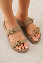 Ciemnobeżowe Klapki z Dwoma Paskami i Klamrami Cevinra. Brązowe klapki damskie Born2be, bez wzorów, bez obcasa, na płaskiej podeszwie. Za 79.99 zł.