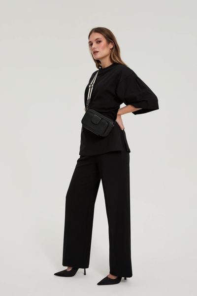 Torebka na szerokim pasku czarna. Czarne torebki klasyczne damskie MOODO, bez wzorów, z poliesteru, bez dodatków. Za 89.99 zł.