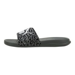 Klapki Puma Popcat 20 I Am The Drama. Szare klapki damskie Puma, bez wzorów, z materiału, bez obcasa. Za 174.90 zł.