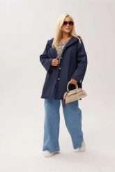 Granatowy przejściowy płaszcz damski Arlene o trapezowym kroju z kapturem PLUS SIZE XXL OVERSIZE WIOSNA. Niebieskie płaszcze damskie Moda Size Plus Iwanek, na jesień, l, bez wzorów, z jeansu, biznesowe, plus size. Za 389.90 zł.
