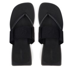 Japonki Calvin Klein Jeans. Czarne klapki damskie Calvin Klein Jeans, bez wzorów, z jeansu, bez obcasa. Za 199.99 zł.