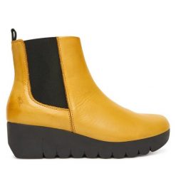 Botki Fly London. Żółte botki damskie Fly London, bez obcasa, na koturnie, bez zapięcia. Za 459.99 zł.