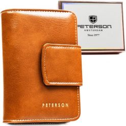 Portfel damski Peterson PTN 009-HF j. brązowy. Brązowe portfele damskie Peterson, bez wzorów, ze skóry ekologicznej. Za 59.99 zł.