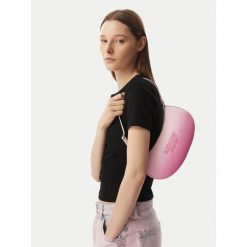 Torebka Tommy Jeans. Czerwone torebki klasyczne damskie Tommy Jeans, bez wzorów, z jeansu, bez dodatków. Za 369.99 zł.