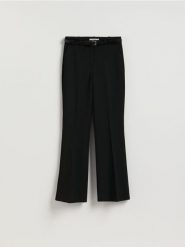 Spodnie flare z paskiem - czarny. Czarne spodnie materiałowe damskie Reserved, bez wzorów, z tkaniny. W wyprzedaży za 99.99 zł.