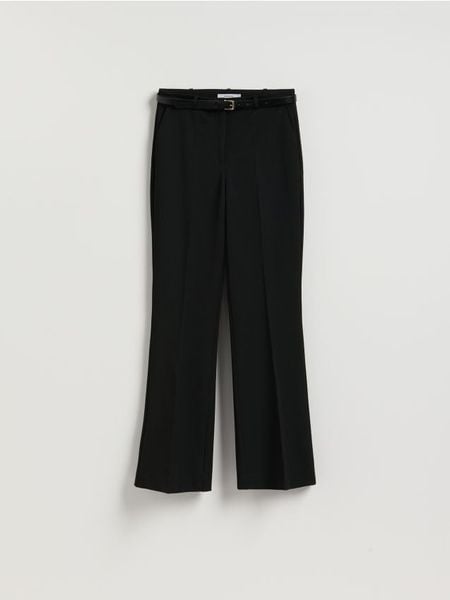 Spodnie flare z paskiem - czarny. Czarne spodnie materiałowe damskie Reserved, bez wzorów, z tkaniny. W wyprzedaży za 79.99 zł.