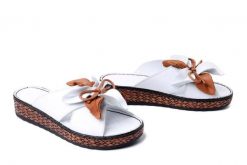 KOCH 030.127.0470 white-coconut, klapki damskie. Białe klapki damskie KOCH, bez wzorów, ze skóry, bez obcasa. Za 239.90 zł.