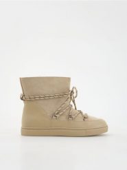 Zamszowe śniegowce ze sznurowaniem - beżowy. Brązowe śniegowce damskie Reserved, z zamszu. W wyprzedaży za 79.99 zł.