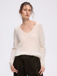 Sweter z dodatkiem moheru i wełny - kremowy. Białe swetry klasyczne damskie Reserved, l, z dzianiny, bez kołnierzyka. Za 199.99 zł.